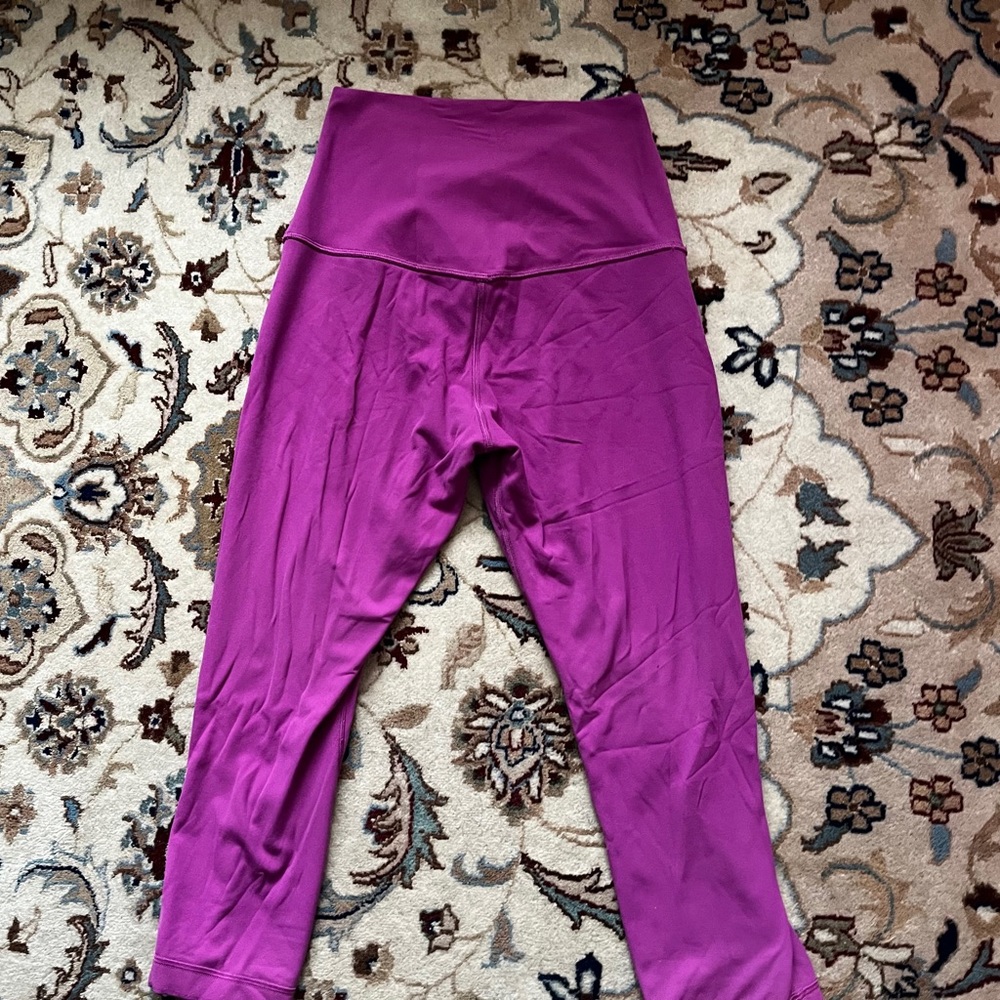 LIKE NEW - 
LULULEMON ALIGN™ SUPER-HIGH-RISE CROP 21"